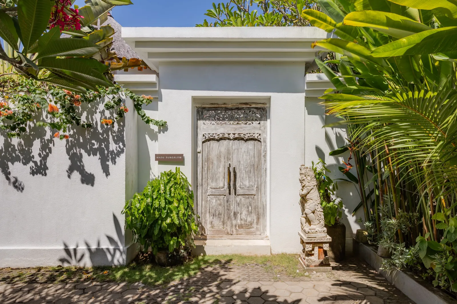 The gated entrance to Madu Bungalow Bingin on Jl. Pantai Bingin, midday